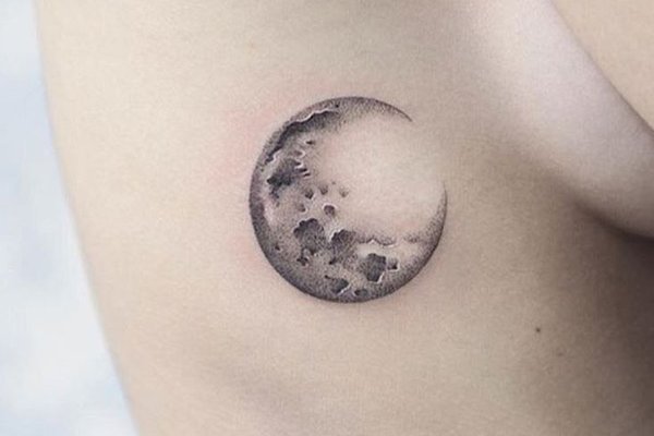 Cienki tatuaż księżyca w okolicy żeber