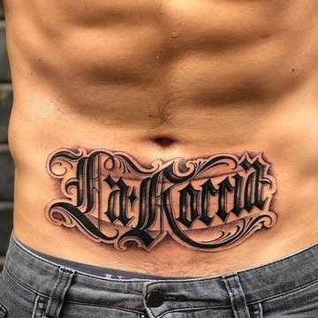 Tatuaż z napisem na męskim brzuchu