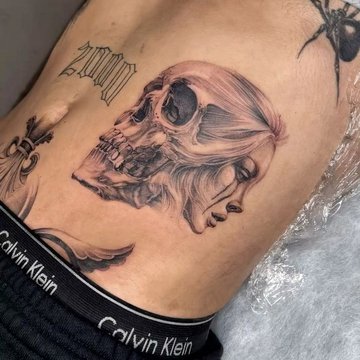 Czaszka w stylu 3D wkomponowana w męski tatuaż na brzuchu