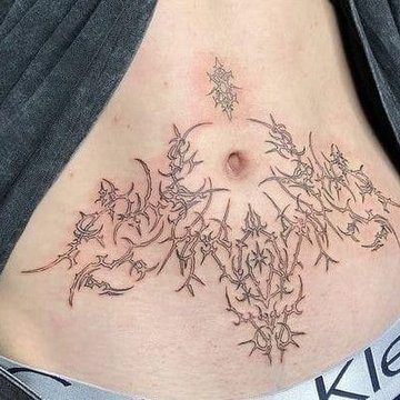 Tatuaż Męski na Brzuchu