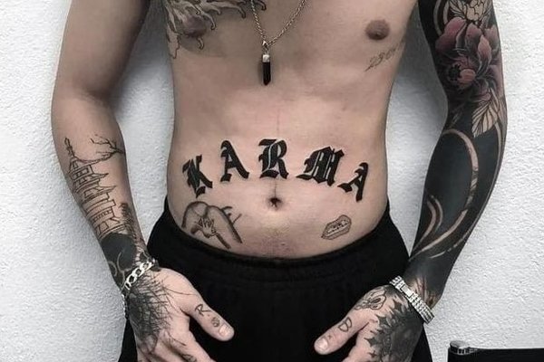 Tatuaż Męski z napisem Каrmа na Brzuchu