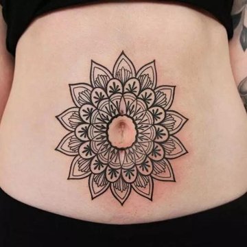 Tatuaż mandala na środku brzucha u kobiety