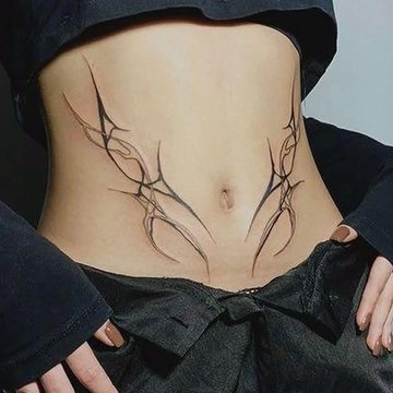 Kobiecy tatuaż z boku brzucha, wzdłuż żeber