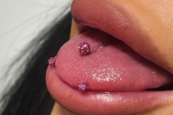piercing z dwóch stron języka