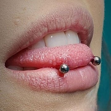 piercing języka po bokach