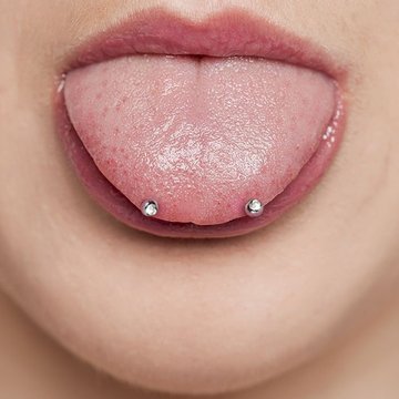piercing języka po bokach