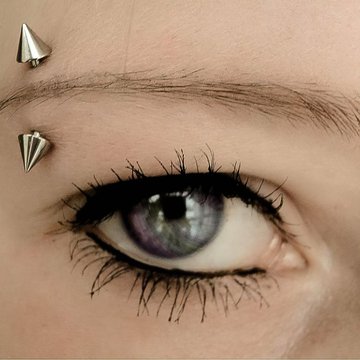 Piercing brwi