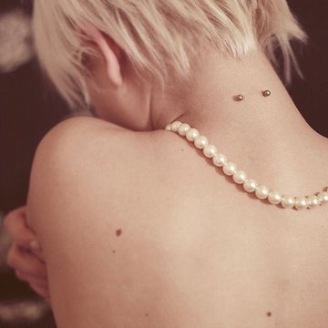 Stylowy surface piercing na ciele