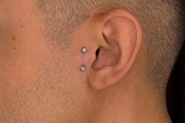 Mężczyzna z przekłuciem Surface Piercing
