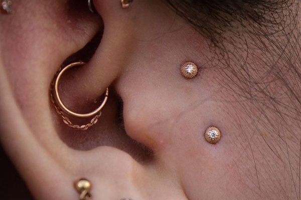 Surface piercing w stylu minimalistycznym