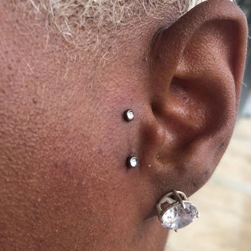 Surface piercing w stylu minimalistycznym