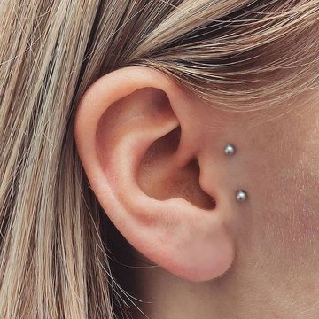 Surface piercing w stylu minimalistycznym