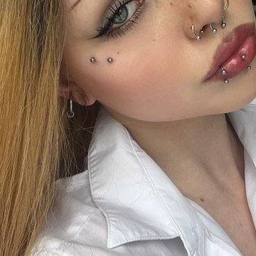 Przykład dobrze zagojonego surface piercing