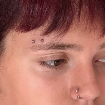 Przykład dobrze zagojonego surface piercing