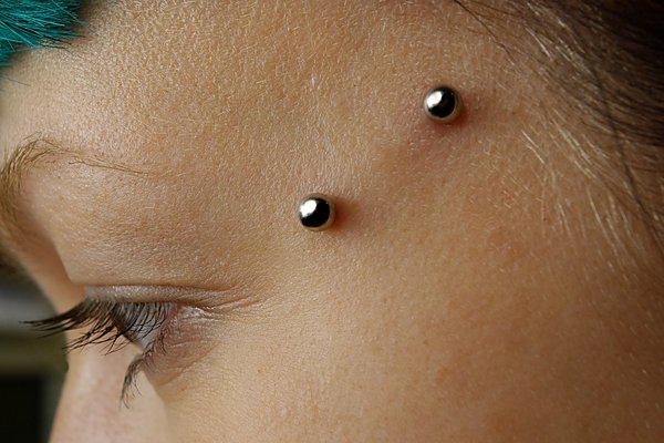 Stylowy surface piercing