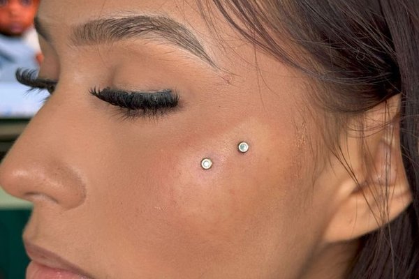Surface Piercing kości policzkowej