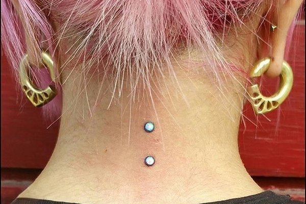 Surface piercing na karku