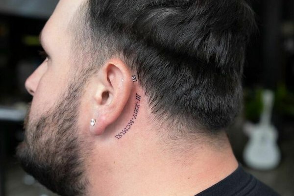 Drobne symbole tatuażu za uchem