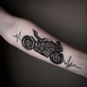 Linia życia z motocyklem jako tatuaż