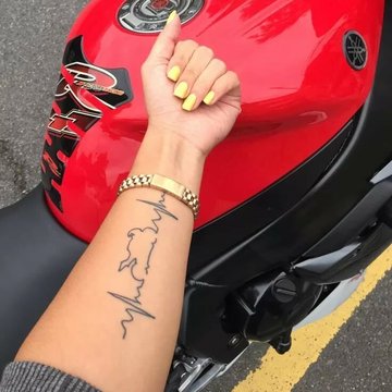Cienka linia EKG z sylwetką motocykla