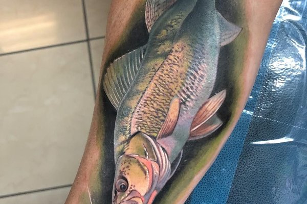 tatuaż w stylu 3D z rybą na przedramieniu