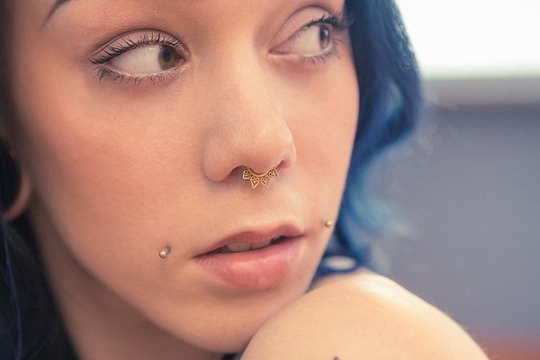 nietypowy piercing twarzy