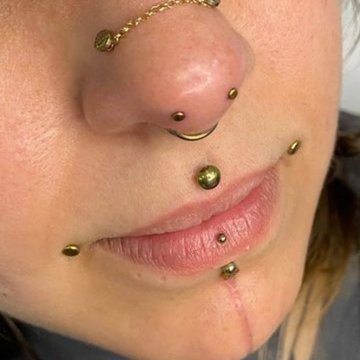 nietypowy piercing twarzy