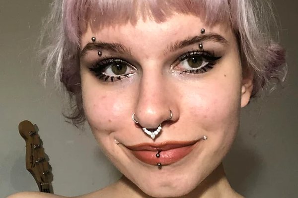 nietypowy piercing twarzy