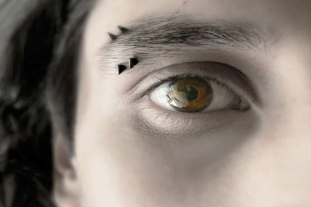 Piercing brwi