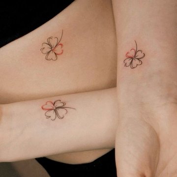 Minimalistyczny tatuaż dla sióstr na nadgarstku