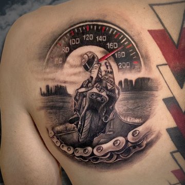Realistyczny tatuaż motocyklowy z częściami mechanicznymi