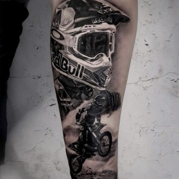 Tatuaż motocyklowy 3D na przedramieniu