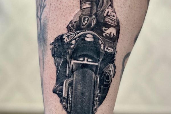 Tatuaż z motocyklistą